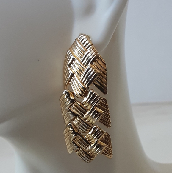 Arrow Textured Ribbed Gold Plate Articulate Dangle Pierced Earring 1.5" - Vtg - Picture 2 of 7